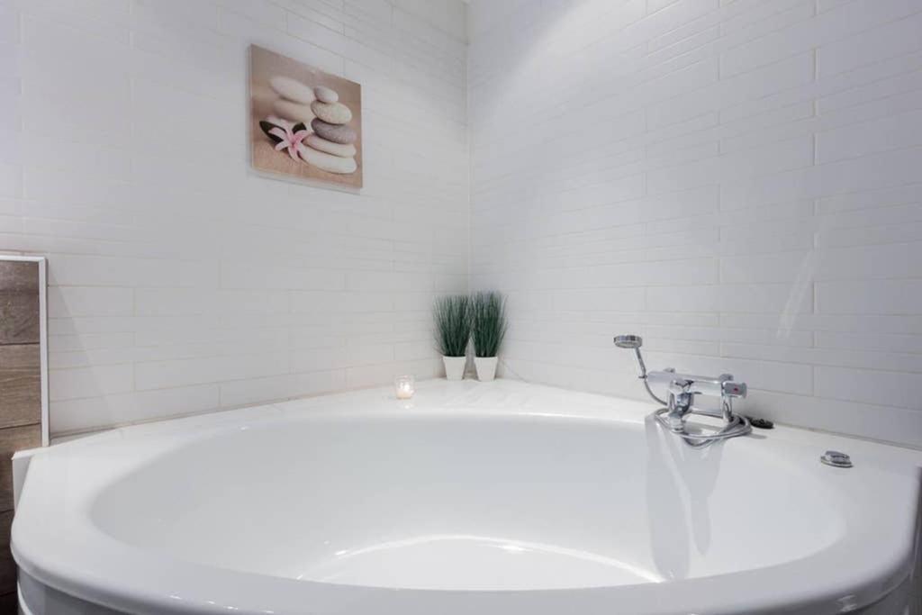 אקורירי Superb Central Location, No Car Needed - Spacious מראה חיצוני תמונה