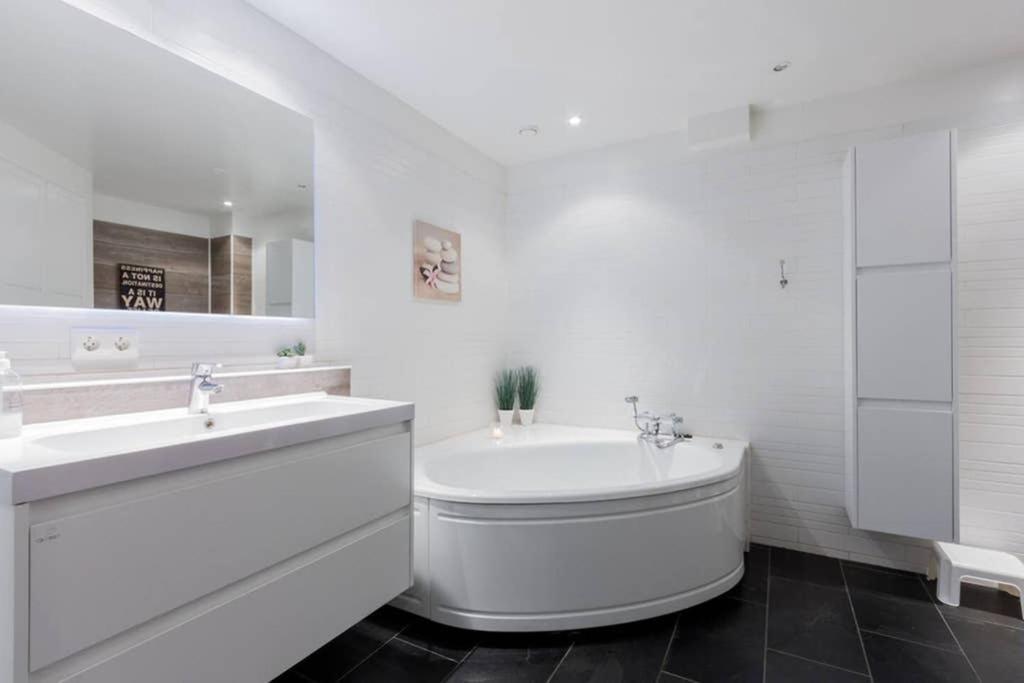 אקורירי Superb Central Location, No Car Needed - Spacious מראה חיצוני תמונה